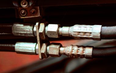 Коли потрібна термінова заміна шлангів гідравлічної системи