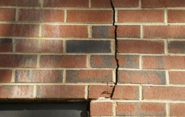 Треснула стена дома: что делать и как правильно действовать