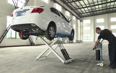 Компактное решение — ножничный подъемник для СТО